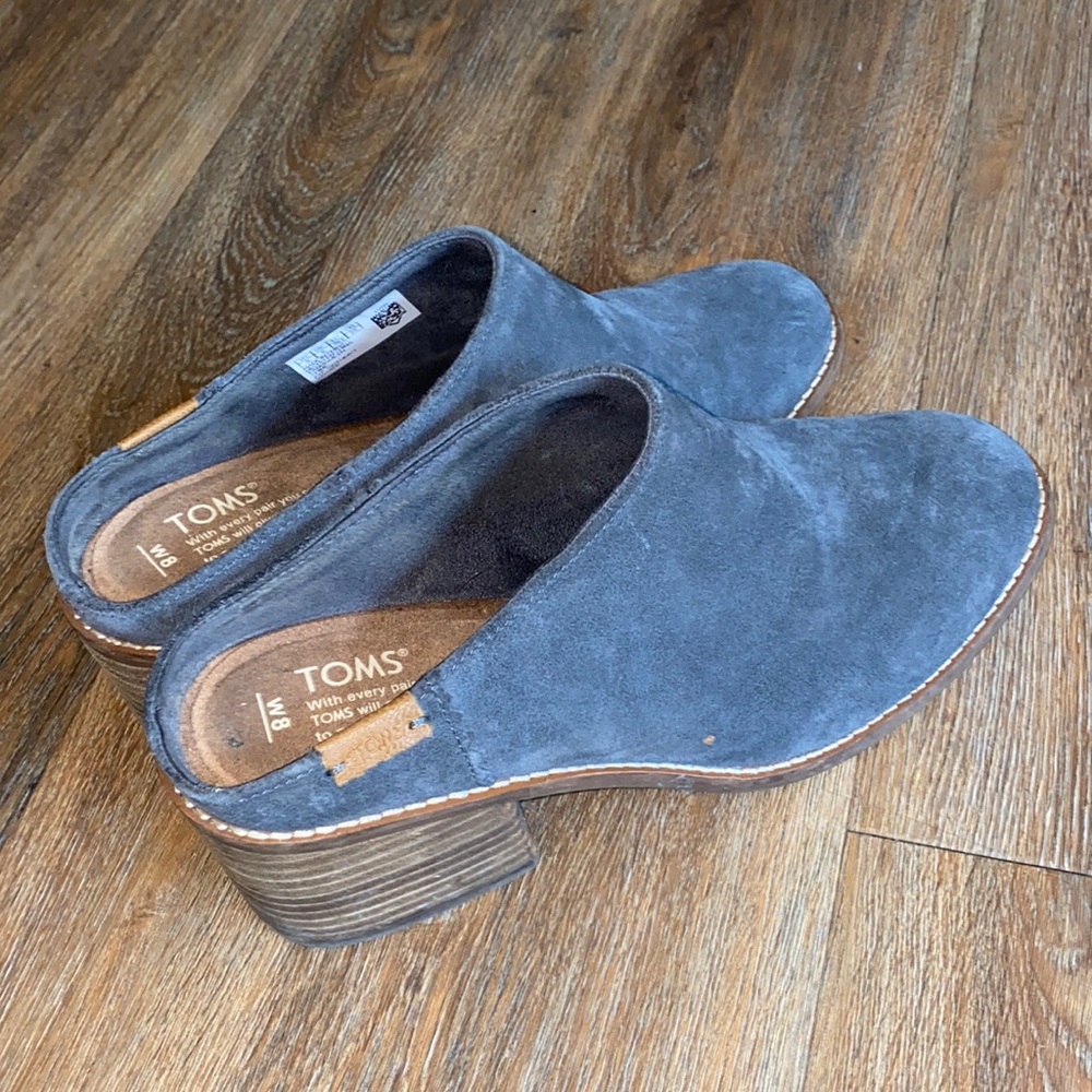 Women’s size 8 TOMs suede slip on with heel